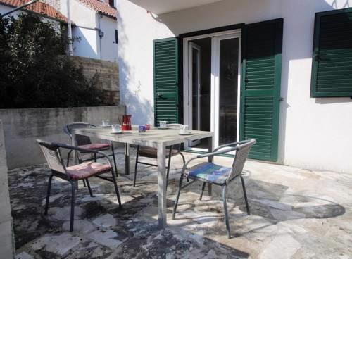 Apartments with a parking space Maslinica, Solta - 17314