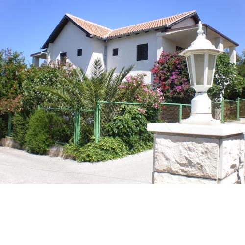 Apartments with a parking space Milna, Brac - 14961