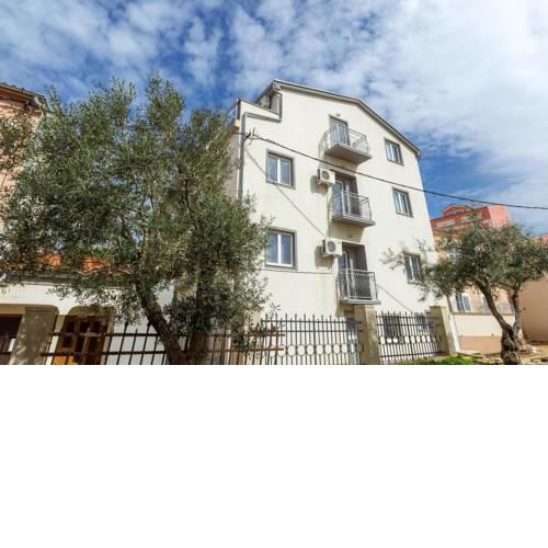 Apartments with a parking space Novalja, Pag - 17140