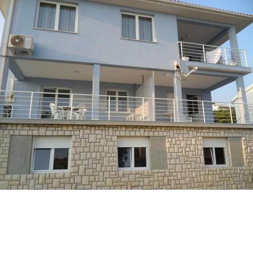 Apartments with a parking space Novi Vinodolski - 12498