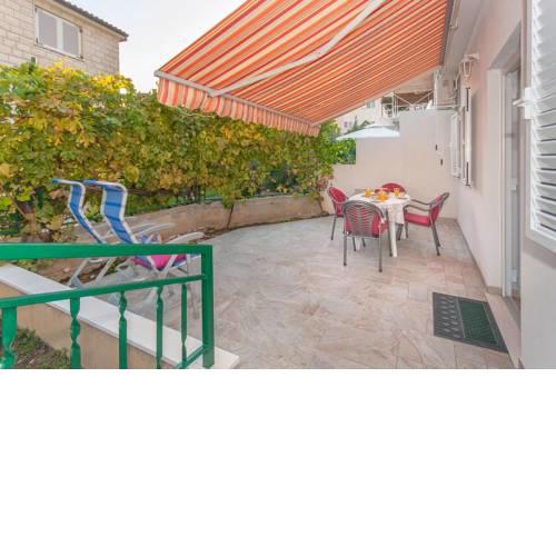 Apartments with a parking space Omis - 14422