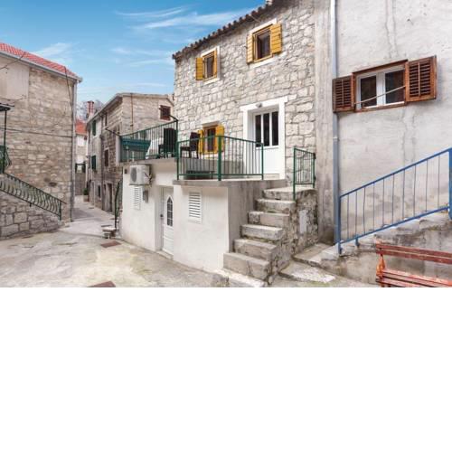Apartments with a parking space Omis - 16185