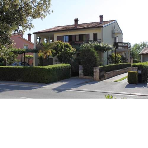 Apartments with a parking space Peroj, Fazana - 7516