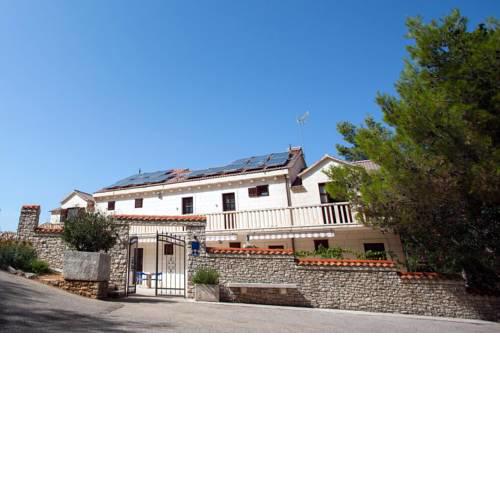 Apartments with a parking space Pucisca, Brac - 756