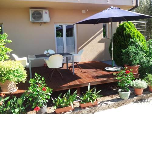 Apartments with a parking space Seget Donji, Trogir - 11524