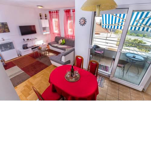 Apartments with a parking space Split - 13347