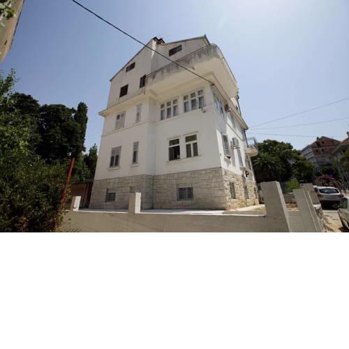 Apartments with a parking space Split - 15276
