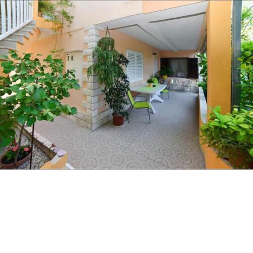 Apartments with a parking space Split - 18282