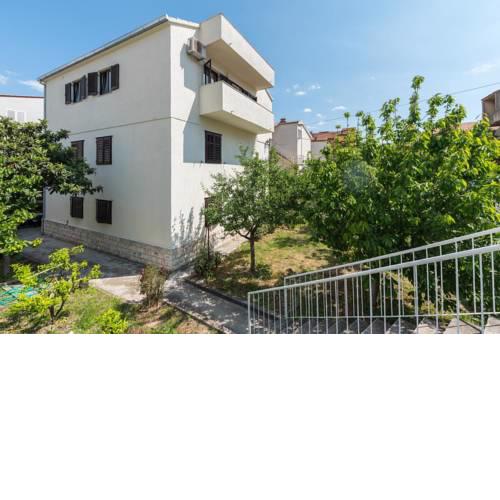 Apartments with a parking space Split - 8290