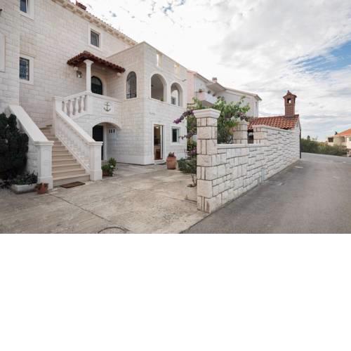 Apartments with a parking space Supetar, Brac - 15640