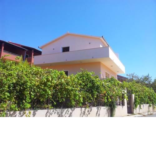 Apartments with a parking space Vinisce, Trogir - 11075