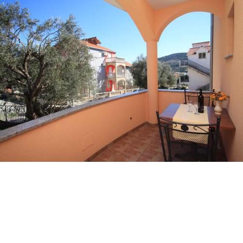 Apartments with a parking space Vinisce, Trogir - 8660