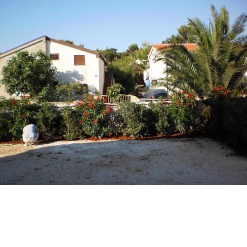 Apartments with a parking space Vir - 13817