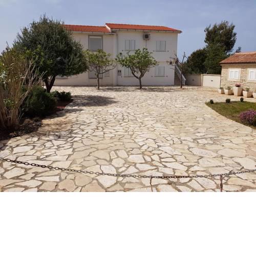 Apartments with a parking space Vir - 17254