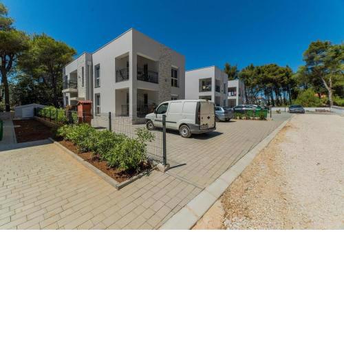 Apartments with a parking space Vir - 18548