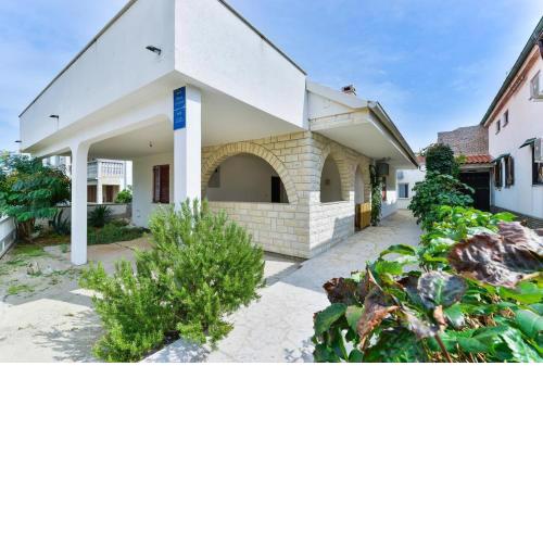 Apartments with a parking space Vir - 18581