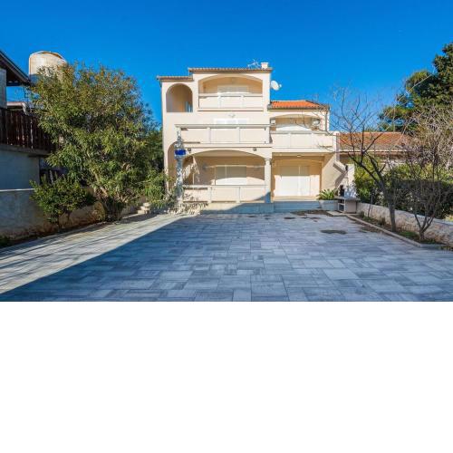 Apartments with a parking space Vir - 18592