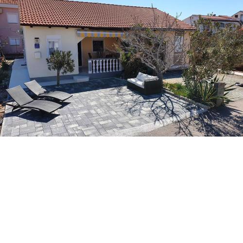 Apartments with a parking space Vir - 18946