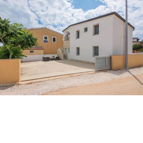 Apartments with a parking space Vir - 19100