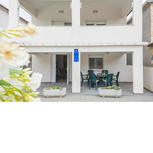 Apartments with a parking space Vir - 19113