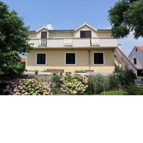 Apartments with a parking space Vir - Lozice, Vir - 18521