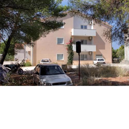 Apartments with a swimming pool Milna, Brac - 5651