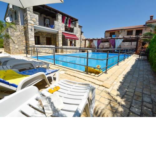 Apartments with pool, Vir