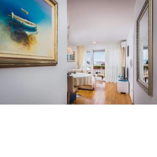 Art of Split Apartment