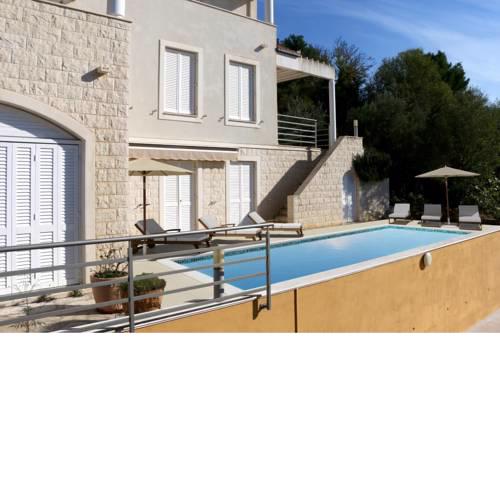 Astonishing Villa with a Pool near the Sea