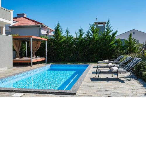 Atraktivna villa Flavia s bazenom u Novalji