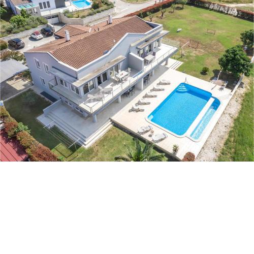 Awesome apartment in Banjole with Outdoor swimming pool, WiFi and 2 Bedrooms