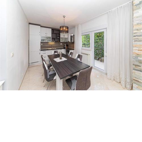 Awesome apartment in Kastel Kambelovac with WiFi and 3 Bedrooms