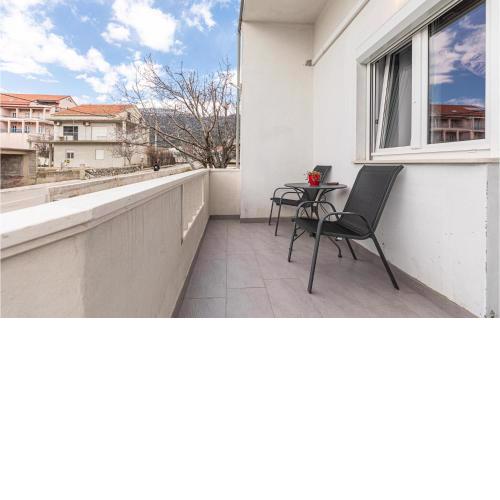 Awesome apartment in Kastel Luksic with WiFi
