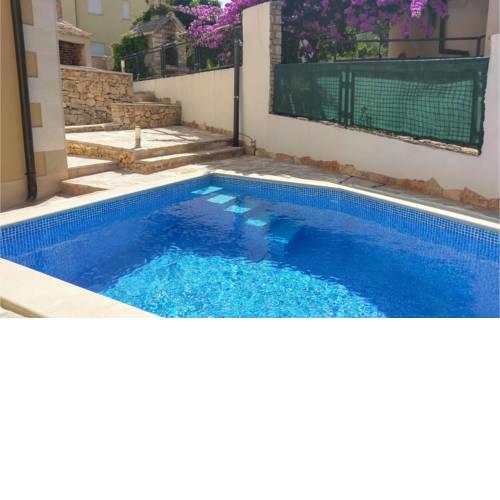 Awesome apartment in Milna w/ Outdoor swimming pool and 2 Bedrooms