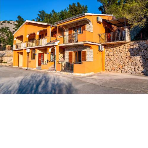 Awesome apartment in Modric with WiFi and 2 Bedrooms