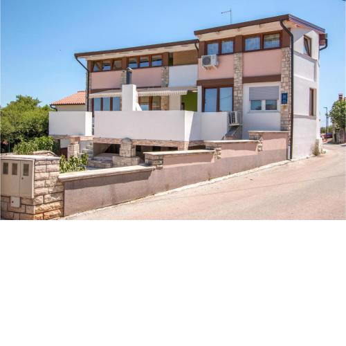 Awesome apartment in Pomer with WiFi
