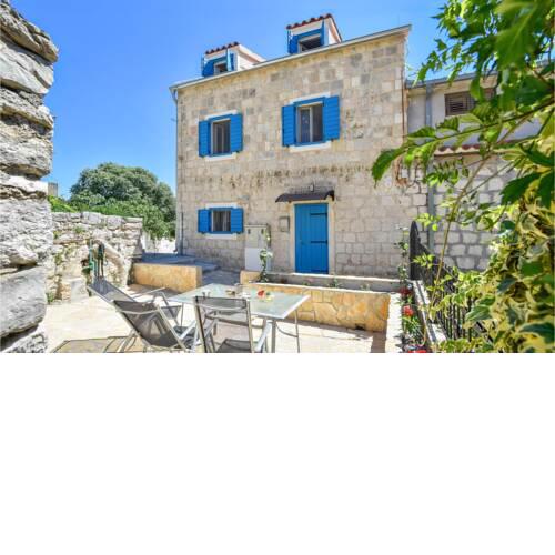 Awesome apartment in Split w/ WiFi and 1 Bedrooms