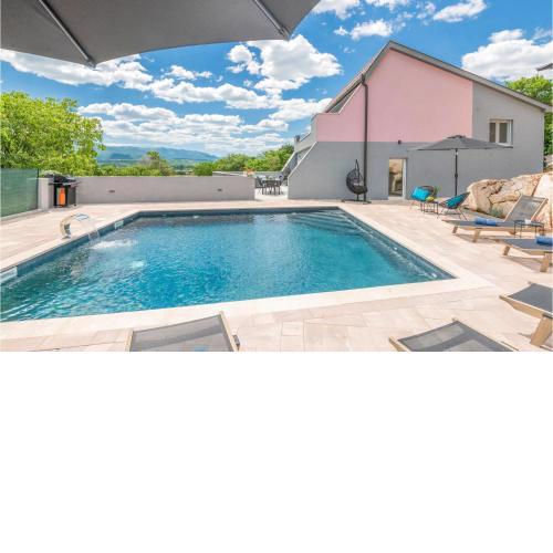 Awesome home in Donji Vinjani with Outdoor swimming pool, Jacuzzi and 4 Bedrooms