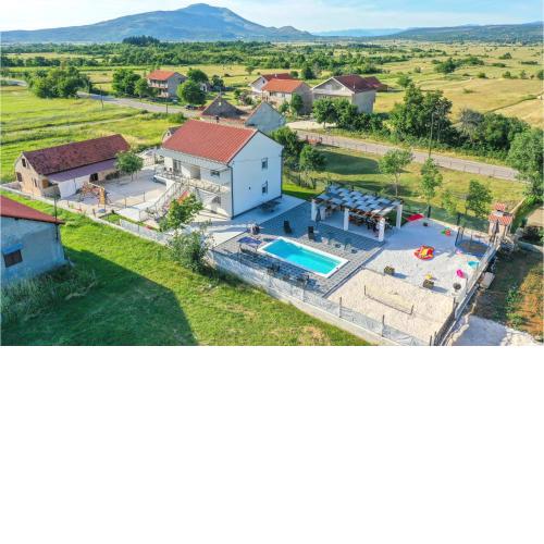 Awesome home in Drnis with Outdoor swimming pool, WiFi and 6 Bedrooms