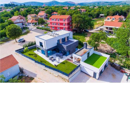 Awesome home in Dugopolje with Indoor swimming pool, Jacuzzi and Sauna