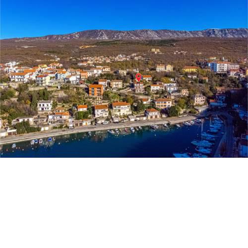 Awesome home in Jadranovo w/ 5 Bedrooms