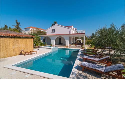 Awesome home in Kastel Stafilic w/ Outdoor swimming pool, Jacuzzi and 4 Bedrooms