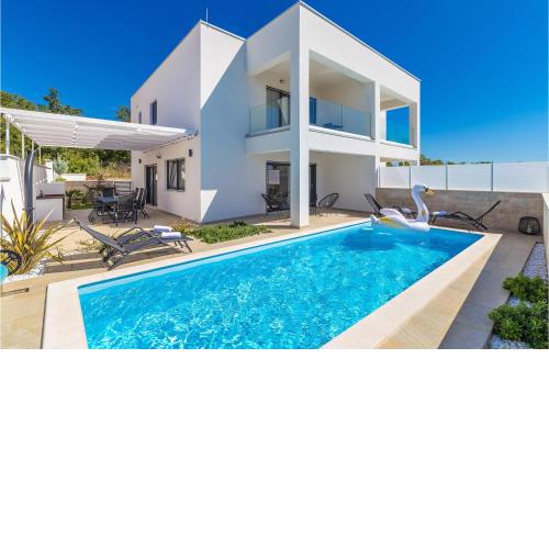 Awesome home in Linardici with Outdoor swimming pool, WiFi and 3 Bedrooms