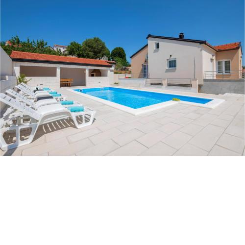 Awesome home in Lokvicici with Outdoor swimming pool, WiFi and 3 Bedrooms