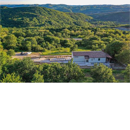 Awesome home in Lupoglav with 4 Bedrooms