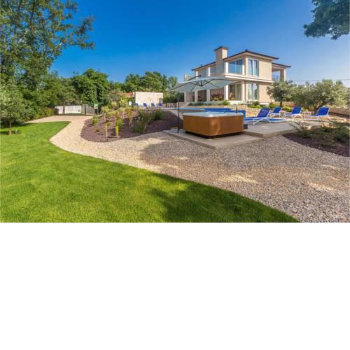 Awesome home in Malinska w/ Outdoor swimming pool, Jacuzzi and 4 Bedrooms
