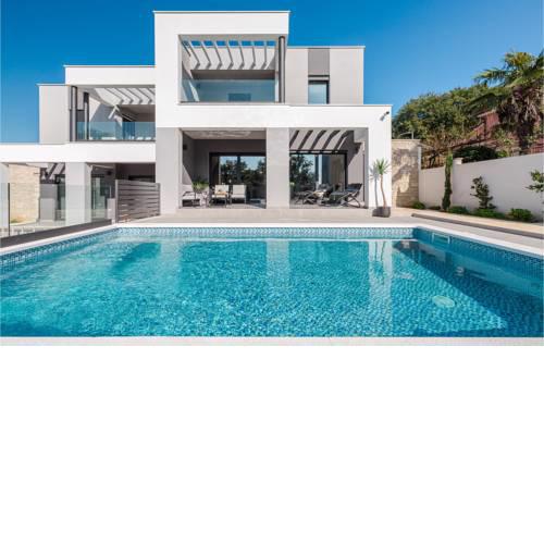 Awesome home in Medulin w/ Outdoor swimming pool and 3 Bedrooms