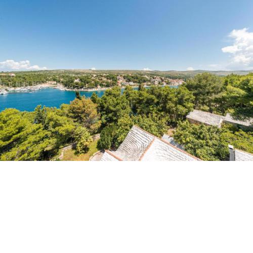 Awesome home in Milna with WiFi and 5 Bedrooms