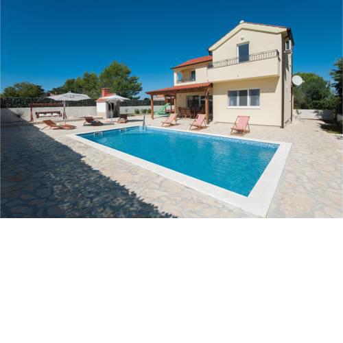 Awesome home in Ninski Stanovi w/ Outdoor swimming pool and 3 Bedrooms