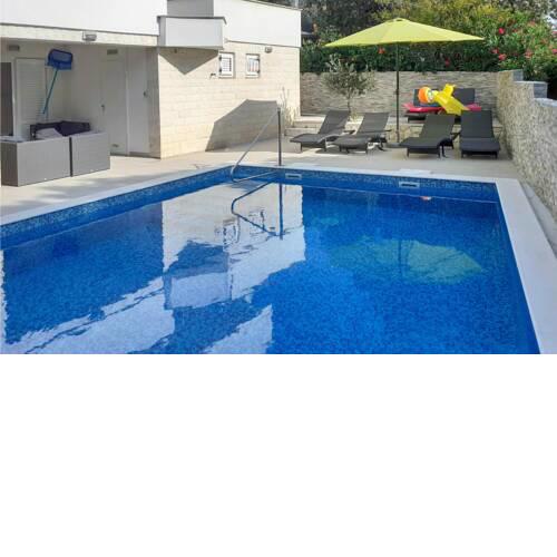 Awesome home in Okrug Donji w/ Outdoor swimming pool, WiFi and 10 Bedrooms